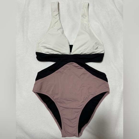 Stylish One Piece Bathing Suit - Picture 2 of 4